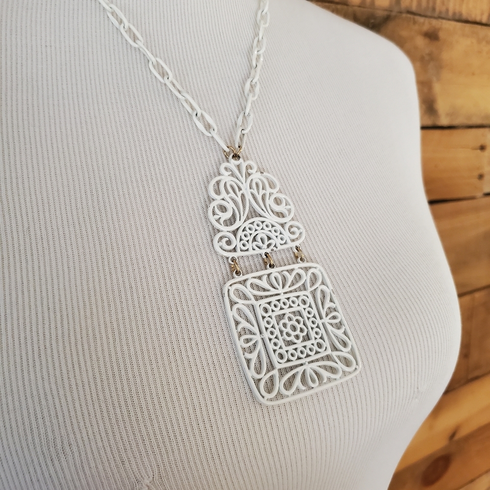 Vintage 1970s Crown TRIFARI White Enamel Floral/Scroll Pendant & Chain - Picture 2 of 12